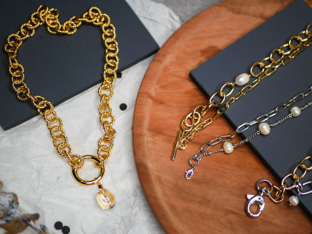 金银珠宝。情人节。情人节送给你心爱的人一份珍贵的礼物。宝贵的珠宝。购买贵金属图片下载