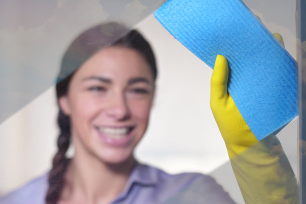 一个漂亮的女人正在努力打扫房间。图片下载