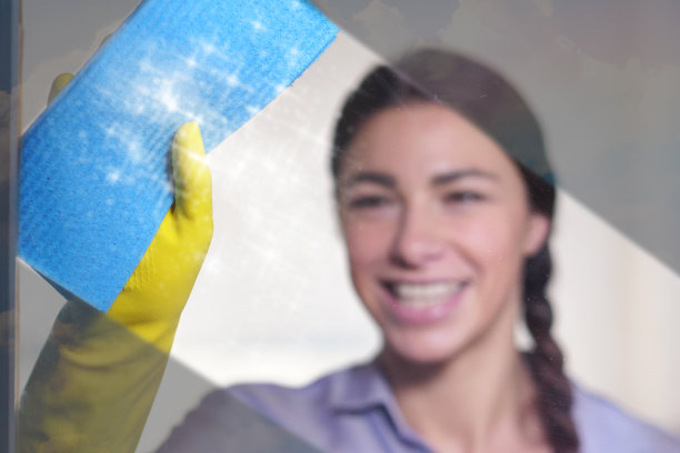 一个漂亮的女人正在努力打扫房间。图片下载