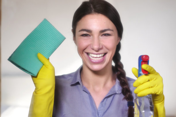 一个漂亮的女人正在努力打扫房间。图片下载