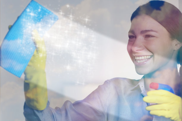 一个漂亮的女人正在努力打扫房间。图片下载