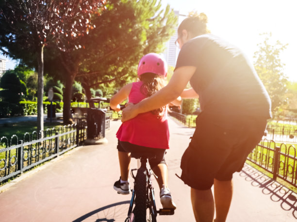 父亲教女儿骑自行车图片下载