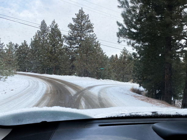 暴风雪日在结冰的雪地上行进图片下载
