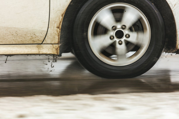 在冰雪潮湿的道路上驾驶美国西部冬季旅行系列图片下载