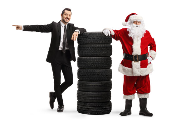 圣诞老人和商人指着旁边的一堆轮胎图片下载