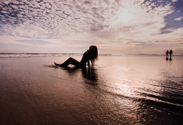 性感的女性在热带海滩。图片下载