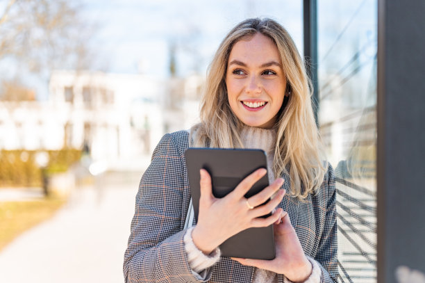 年轻女子使用数码平板电脑户外库存照片图片下载