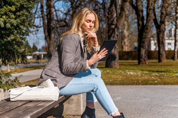 年轻女子使用数码平板电脑户外库存照片图片下载