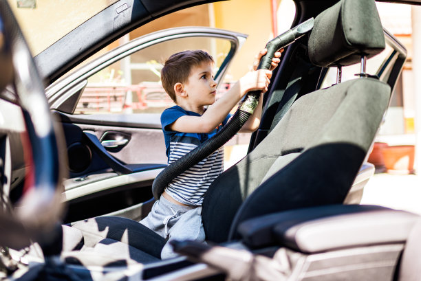 男孩清洗家庭汽车内部图片下载