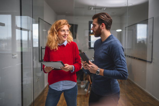 商业同事使用数字平板电脑和头脑风暴图片下载