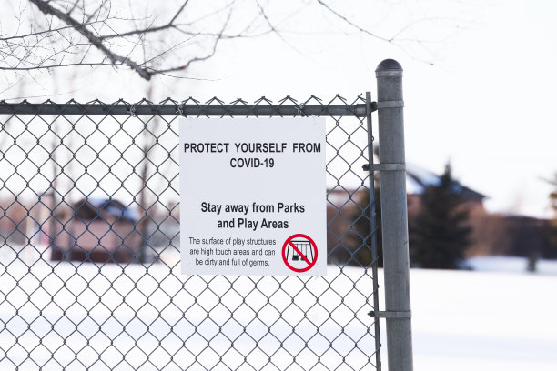 栅栏上关于Covid-19的警告标志图片下载