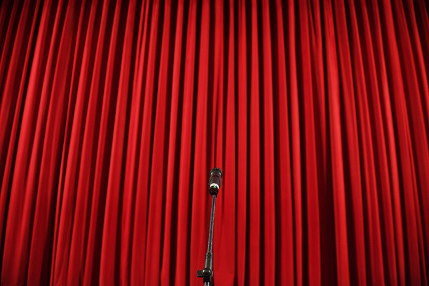 红窗帘前的麦克风图片下载