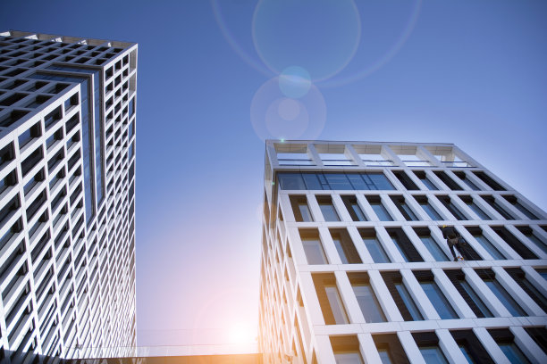 办公建筑的日出、反射和透视。商业前景光明。阳光明媚的现代办公大楼。图片下载