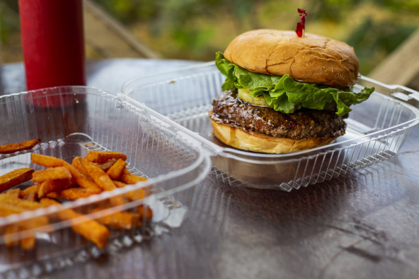 一个美味的汉堡包和甘薯薯条的特写图片下载