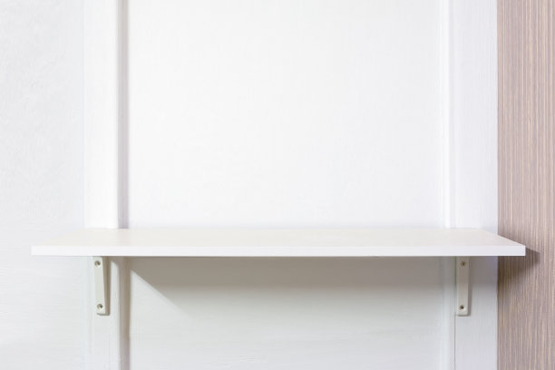 室内砖墙和白色架子。图片下载