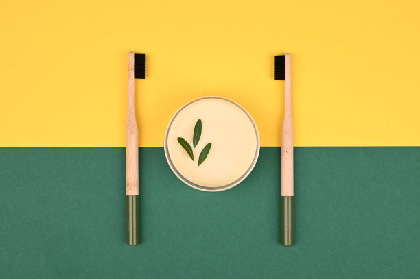 自然的牙膏。背景颜色。从以上观点。为题词的地方。草药粘贴图片下载