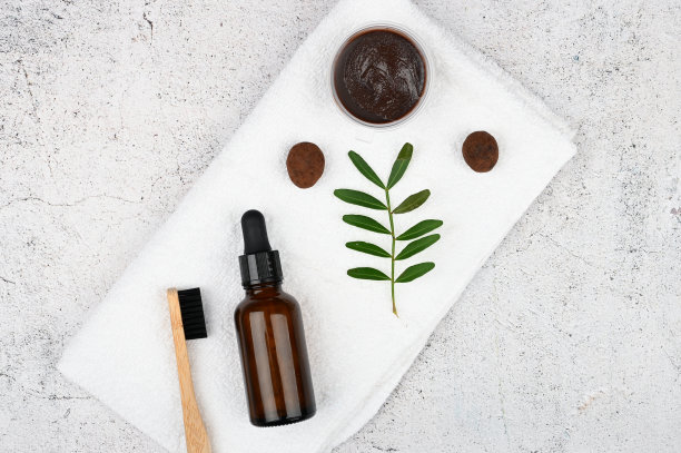 平铺天然化妆品。平面布局与配件，水疗化妆品，浴盐，霜和毛巾。皮肤护理，天然化妆品图片下载