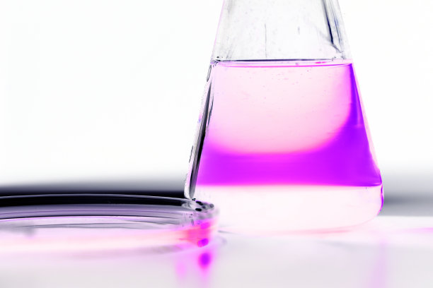 培养皿和蒸馏紫色化学试剂。用实验室玻璃做化学实验图片下载