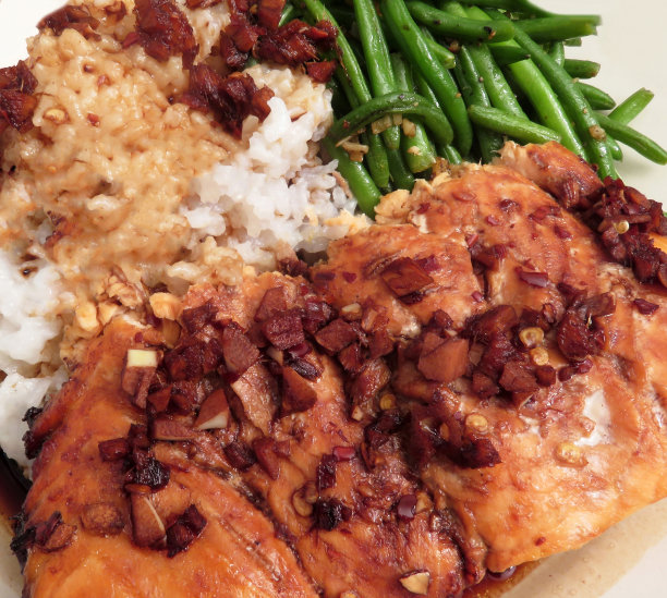 红烧三文鱼配青豆饭图片下载