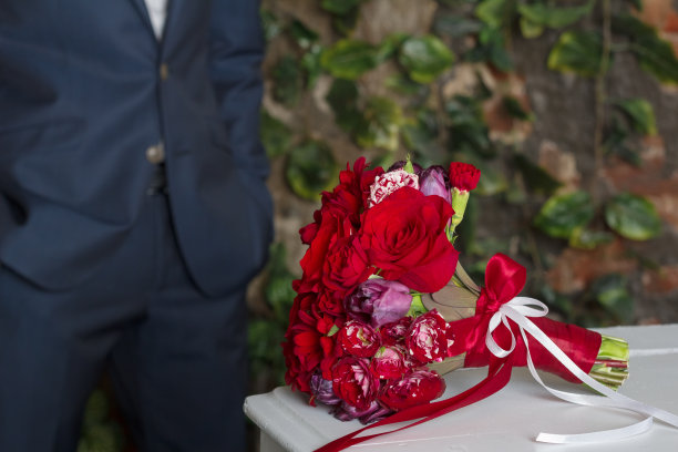 白色钢琴上的红色花束图片下载