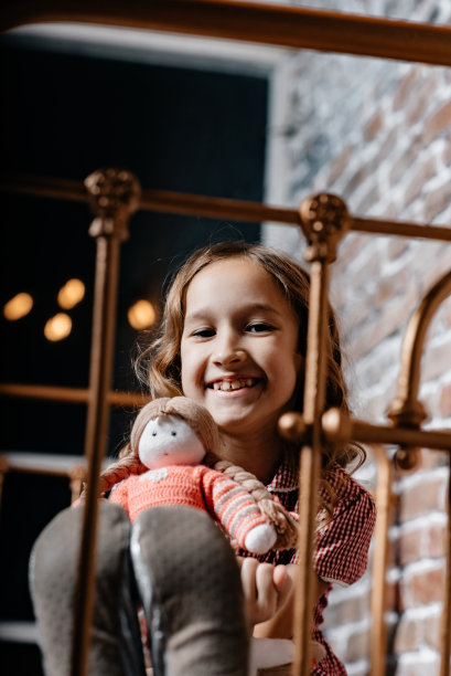 女孩和情绪。孩子的天性。儿童心理学的概念。图片下载