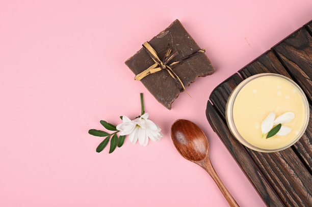 适当的皮肤护理。抗衰老霜。护肤霜。的手。的脸。保健化妆品。平躺图片下载