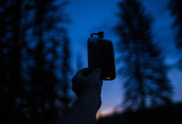 黄昏时的威士忌酒瓶图片下载