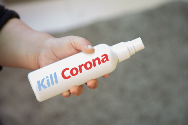 靠近拿着消毒洁面胶的瓶子的孩子。儿童使用酒精洗手液预防冠状病毒和Covid-19大流行。图片下载