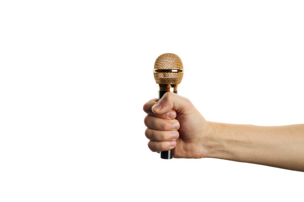 金色麦克风在手孤立在一个白色背景。副本的空间。录音设备。用于设计或装饰图片下载
