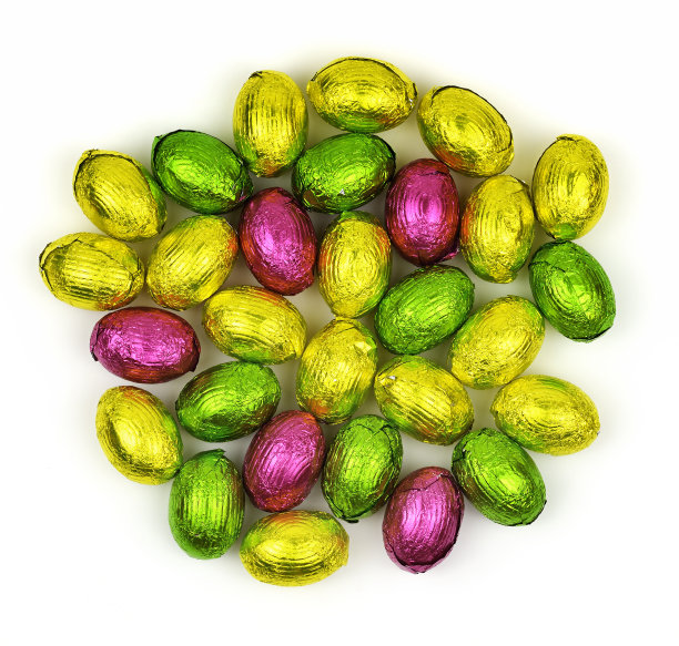 巧克力复活节彩蛋包裹在五颜六色的箔纸里图片下载