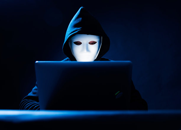 带着口罩的Hacher正在使用笔记本电脑图片下载