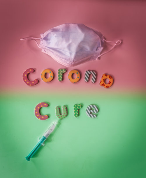 科罗娜治疗，用英文拼出来的注射器和口罩。图片下载