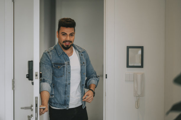 中东男子抵达酒店房间图片下载