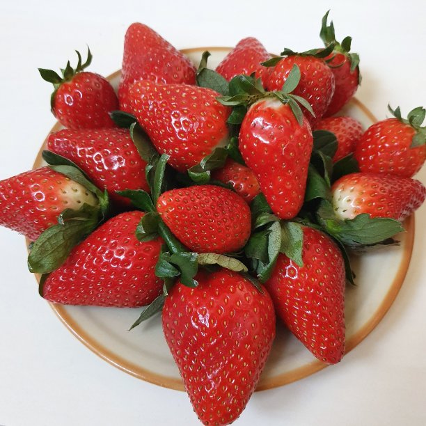 盘子里装着新鲜的草莓图片下载