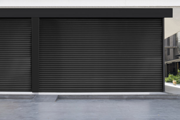 关门店黑色金属卷帘门。图片下载