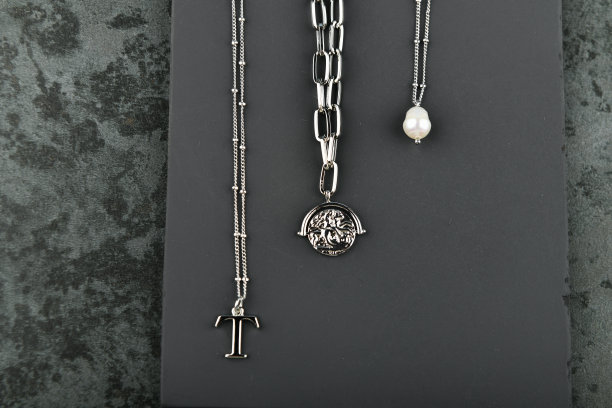 大理石背景上的银饰。所有情人的珠宝。从上面的观点图片下载