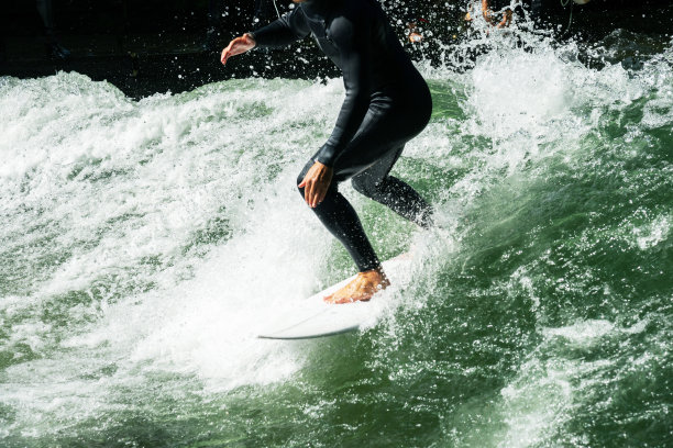 在完美的海浪中冲浪图片下载