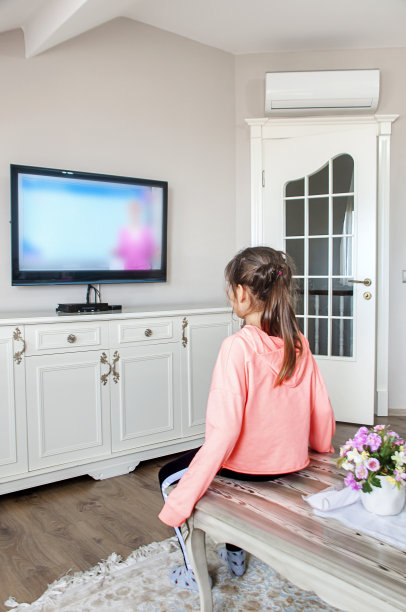 可爱女孩在家在线教育图片下载