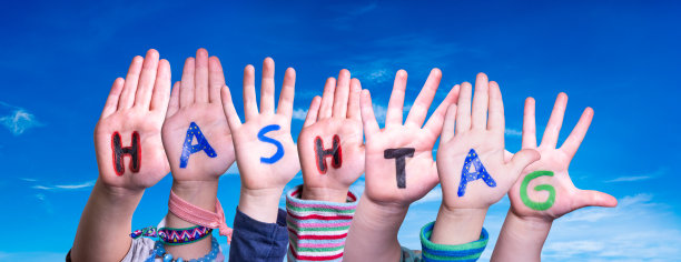 儿童手构建单词标签，蓝天图片下载