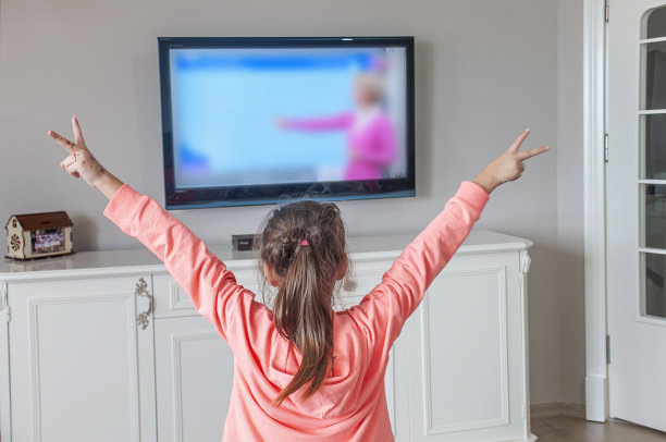 可爱女孩在家在线教育图片下载