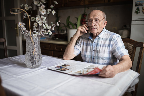 拿着报纸打电话的人图片下载