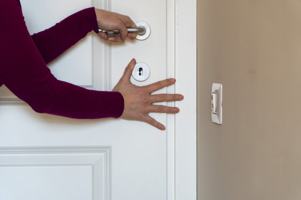 女人躲在门后，女人很怕有人，逃避家庭暴力图片下载