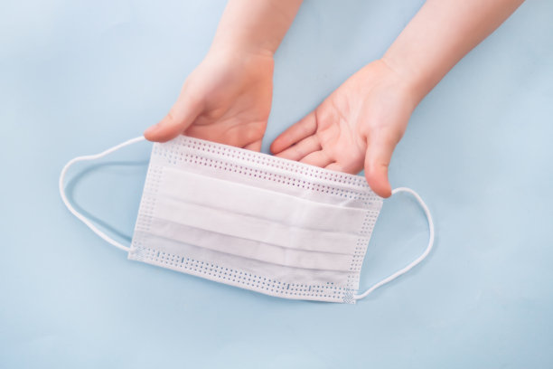 手里拿着药面罩的孩子。图片下载