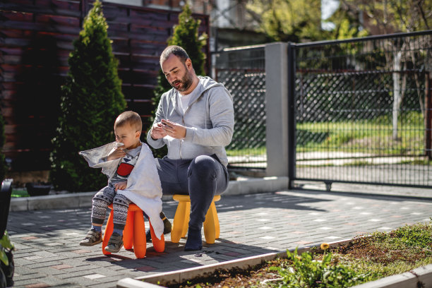 父亲在一级防范禁闭期间给儿子理发图片下载