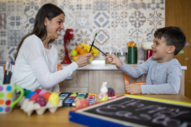 妈妈和儿子交叉画笔涂色复活节彩蛋库存照片图片下载