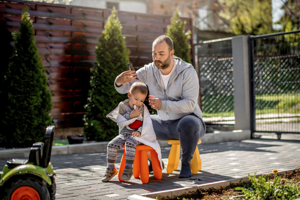 在一级防范禁闭期间剪头发的可爱小男孩图片下载
