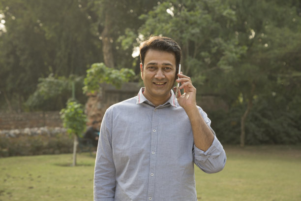 人像男子在公园股票照片图片下载