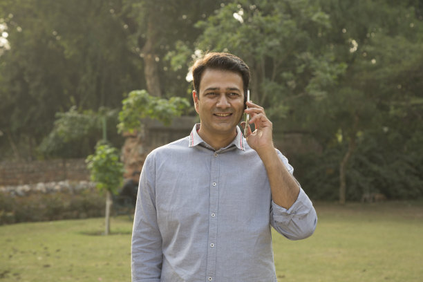 人像男子在公园股票照片图片下载