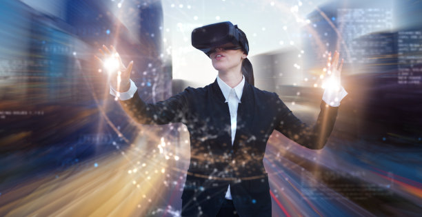 这是一个女商人的肖像，她正在用眼洞进行未来的全息旅行图片下载