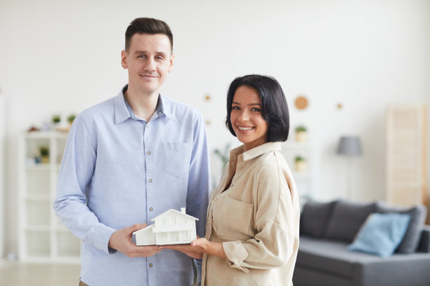 年轻夫妇搬进新家图片下载